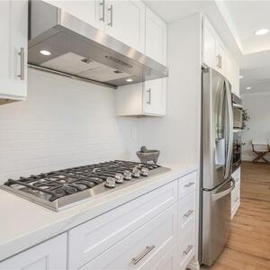 Kitchen in shaker white